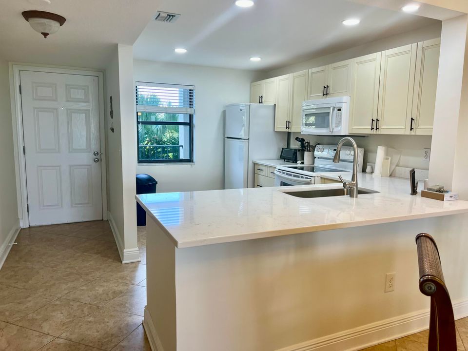 For Sale: $365,000 (2 beds, 2 baths, 1053 Square Feet)