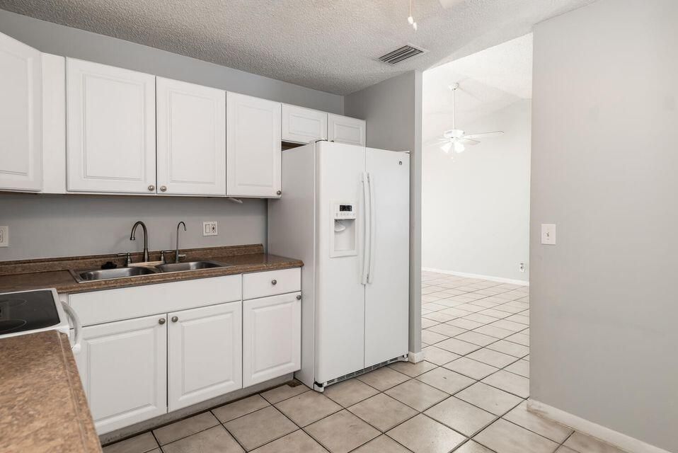 For Sale: $325,000 (2 beds, 2 baths, 871 Square Feet)