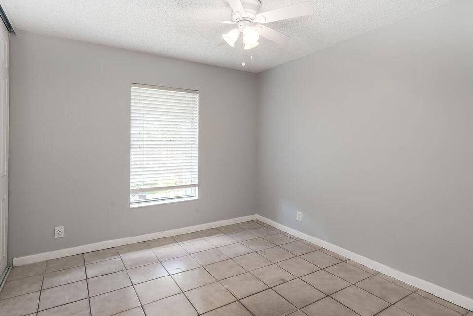 For Sale: $325,000 (2 beds, 2 baths, 871 Square Feet)