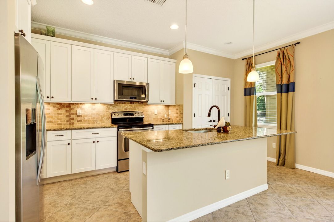 For Sale: $349,960 (2 beds, 2 baths, 1890 Square Feet)