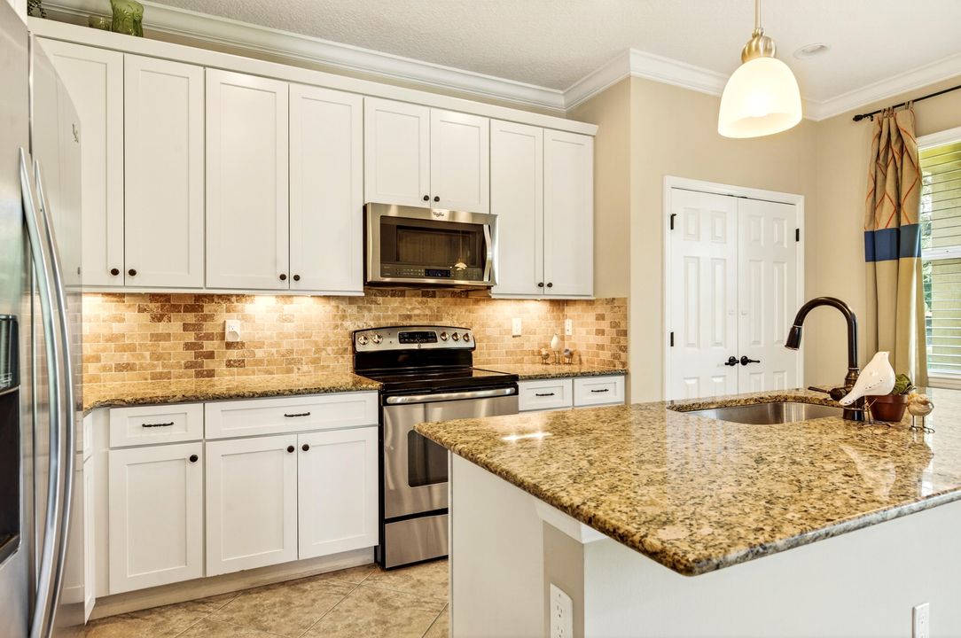 For Sale: $349,960 (2 beds, 2 baths, 1890 Square Feet)