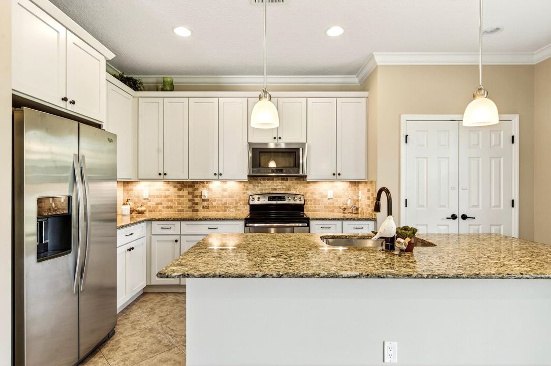 For Sale: $349,960 (2 beds, 2 baths, 1890 Square Feet)