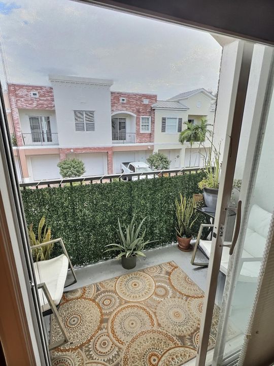 For Rent: $2,100 (2 beds, 2 baths, 1209 Square Feet)