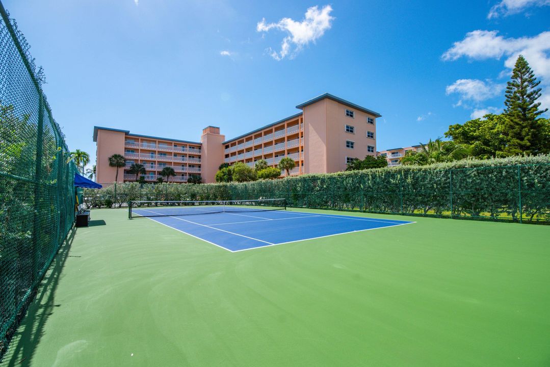 For Sale: $645,000 (1 beds, 1 baths, 754 Square Feet)