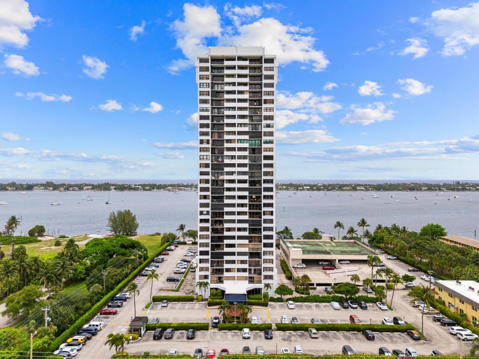 For Sale: $359,900 (2 beds, 2 baths, 1170 Square Feet)