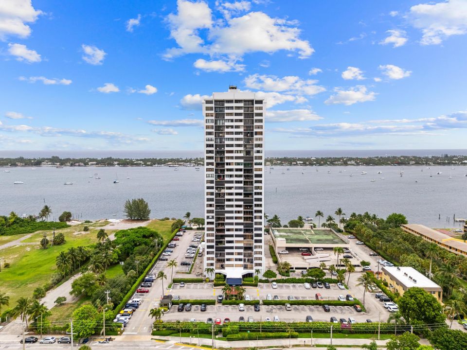 For Sale: $359,900 (2 beds, 2 baths, 1170 Square Feet)