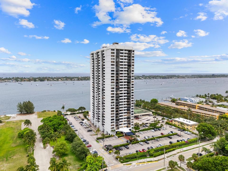 For Sale: $359,900 (2 beds, 2 baths, 1170 Square Feet)