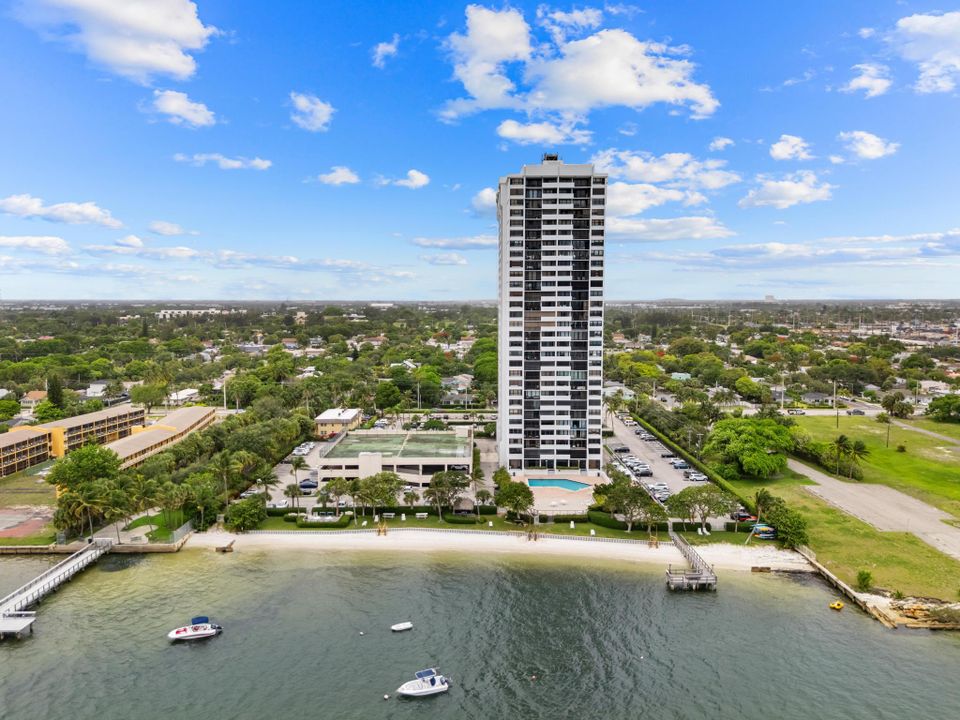 For Sale: $359,900 (2 beds, 2 baths, 1170 Square Feet)