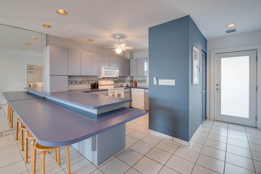 For Sale: $645,000 (1 beds, 1 baths, 754 Square Feet)