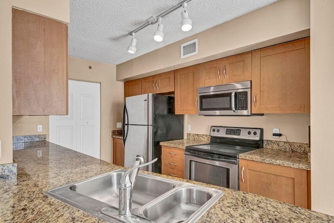 For Rent: $2,800 (2 beds, 2 baths, 1303 Square Feet)