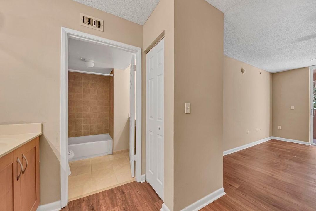 For Rent: $2,800 (2 beds, 2 baths, 1303 Square Feet)