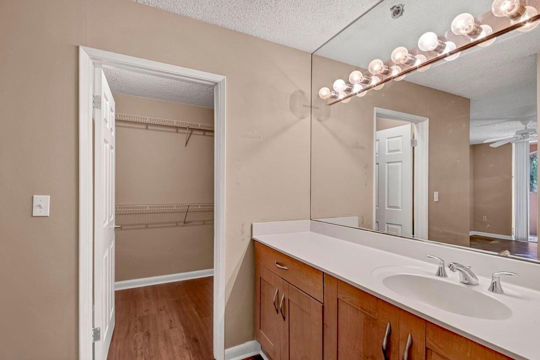 For Rent: $2,800 (2 beds, 2 baths, 1303 Square Feet)