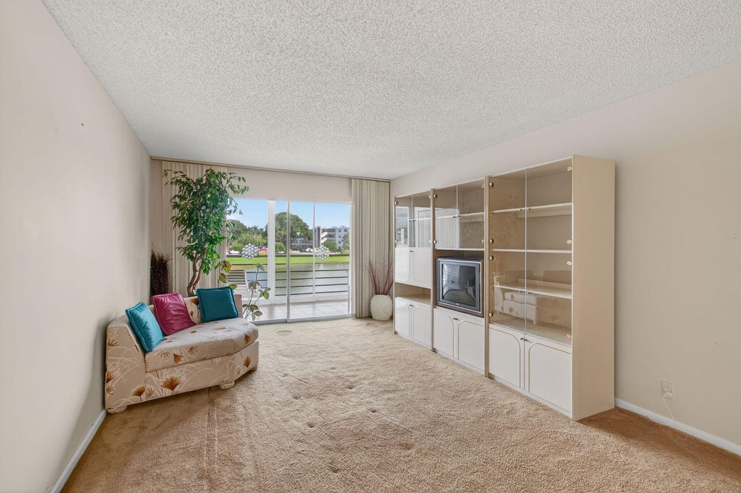 For Sale: $175,000 (2 beds, 2 baths, 1200 Square Feet)