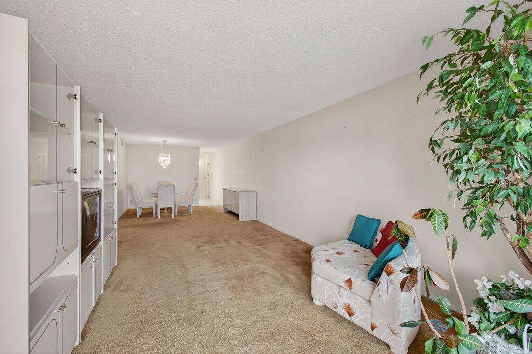 For Sale: $175,000 (2 beds, 2 baths, 1200 Square Feet)