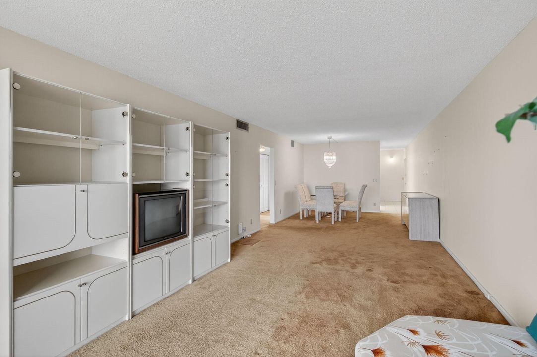 For Sale: $175,000 (2 beds, 2 baths, 1200 Square Feet)