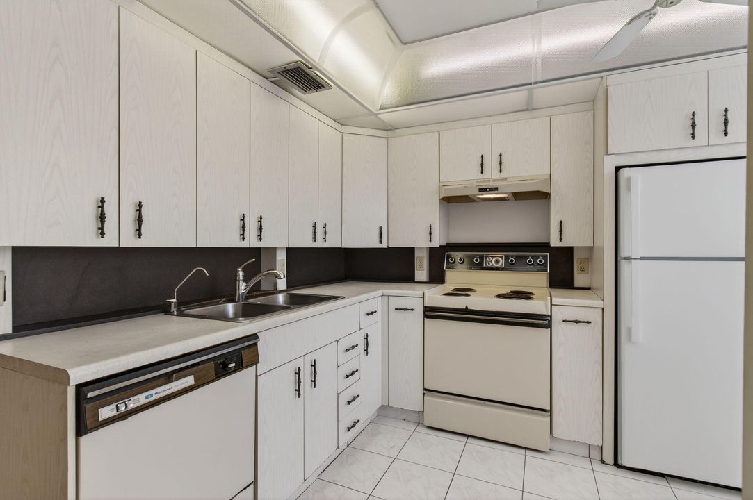 For Sale: $175,000 (2 beds, 2 baths, 1200 Square Feet)