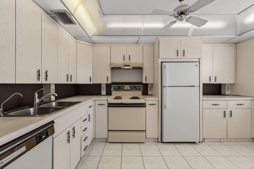 For Sale: $175,000 (2 beds, 2 baths, 1200 Square Feet)