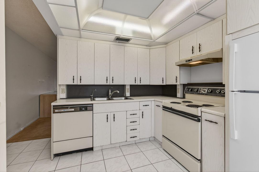 For Sale: $175,000 (2 beds, 2 baths, 1200 Square Feet)