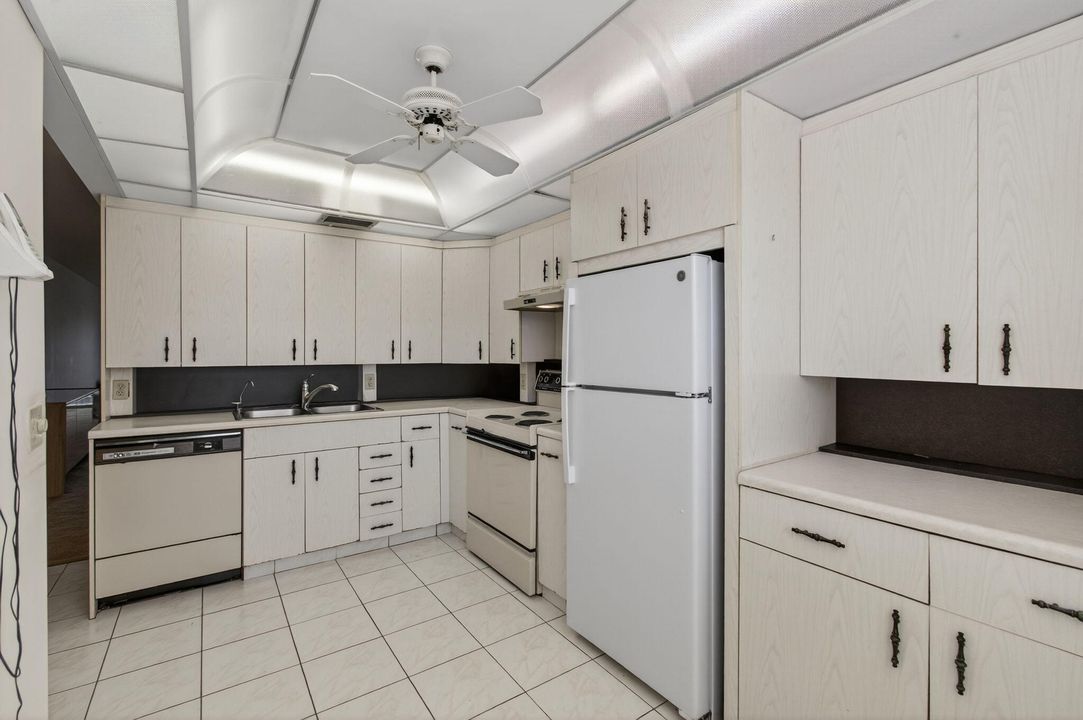 For Sale: $175,000 (2 beds, 2 baths, 1200 Square Feet)