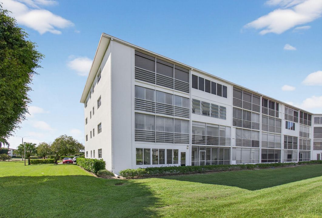 For Sale: $175,000 (2 beds, 2 baths, 1200 Square Feet)