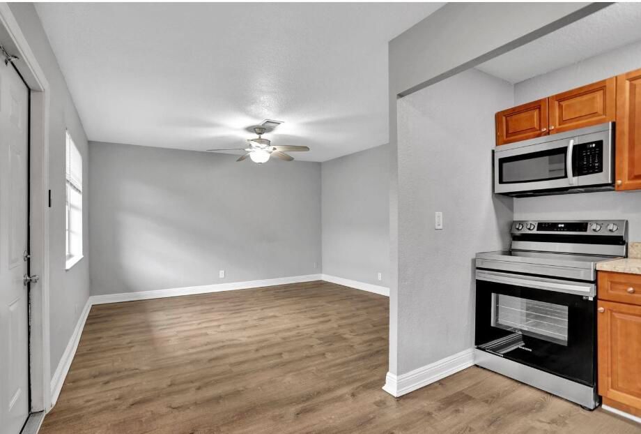 For Rent: $1,700 (2 beds, 1 baths, 715 Square Feet)