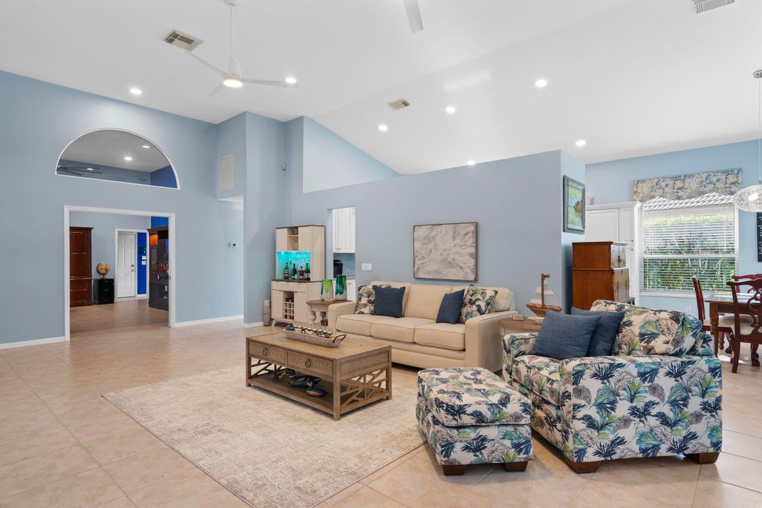 合同活跃: $525,000 (2 贝兹, 2 浴室, 2157 平方英尺)