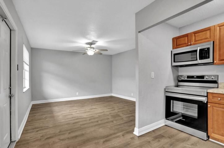 For Rent: $1,700 (2 beds, 1 baths, 715 Square Feet)