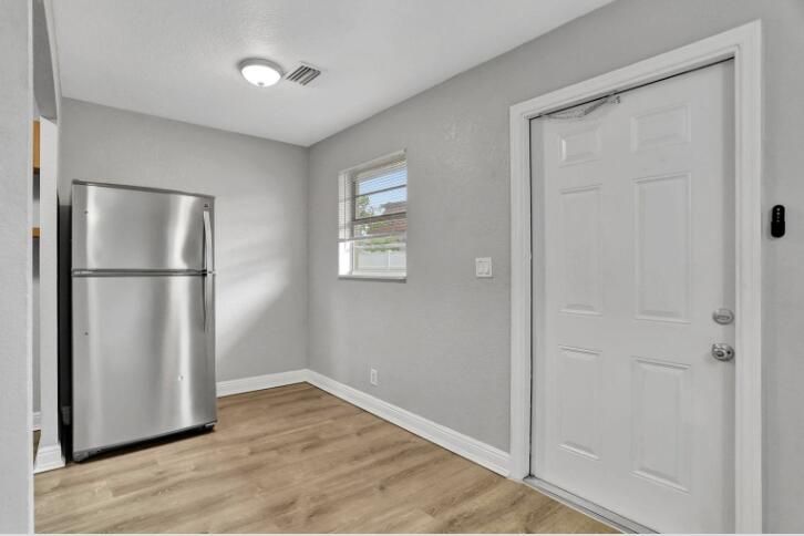 For Rent: $1,700 (2 beds, 1 baths, 715 Square Feet)