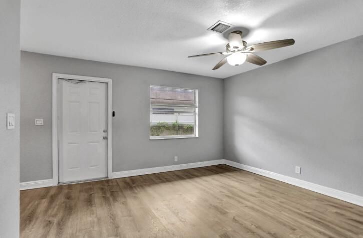 For Rent: $1,700 (2 beds, 1 baths, 715 Square Feet)