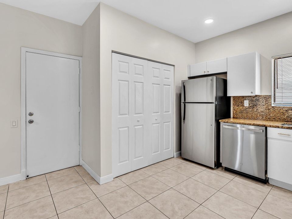 合同活跃: $650,000 (3 贝兹, 2 浴室, 1593 平方英尺)