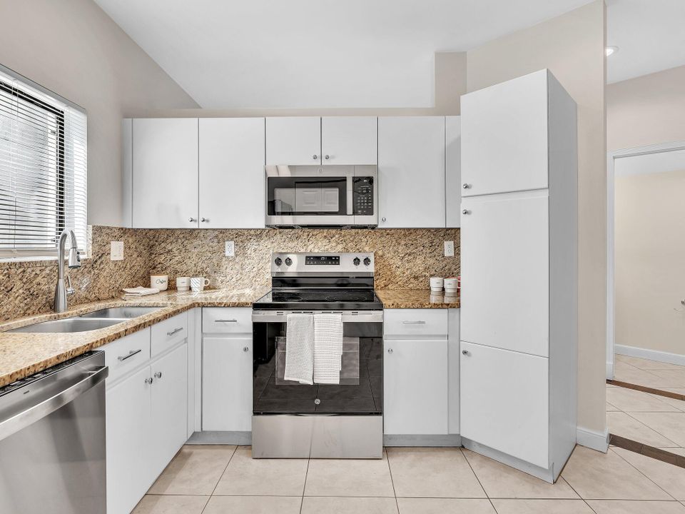 合同活跃: $650,000 (3 贝兹, 2 浴室, 1593 平方英尺)