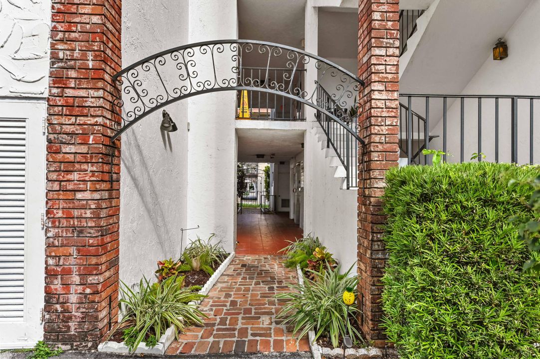 For Rent: $1,900 (2 beds, 1 baths, 884 Square Feet)