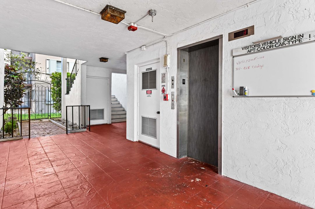 For Rent: $1,900 (2 beds, 1 baths, 884 Square Feet)