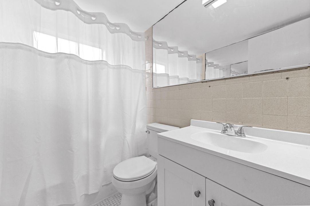 For Rent: $1,900 (2 beds, 1 baths, 884 Square Feet)