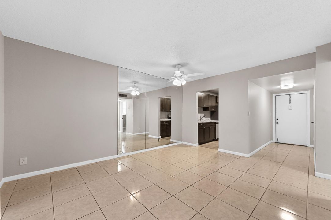 For Rent: $1,900 (2 beds, 1 baths, 884 Square Feet)