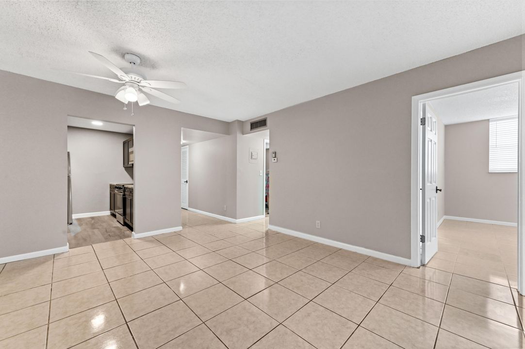 For Rent: $1,900 (2 beds, 1 baths, 884 Square Feet)