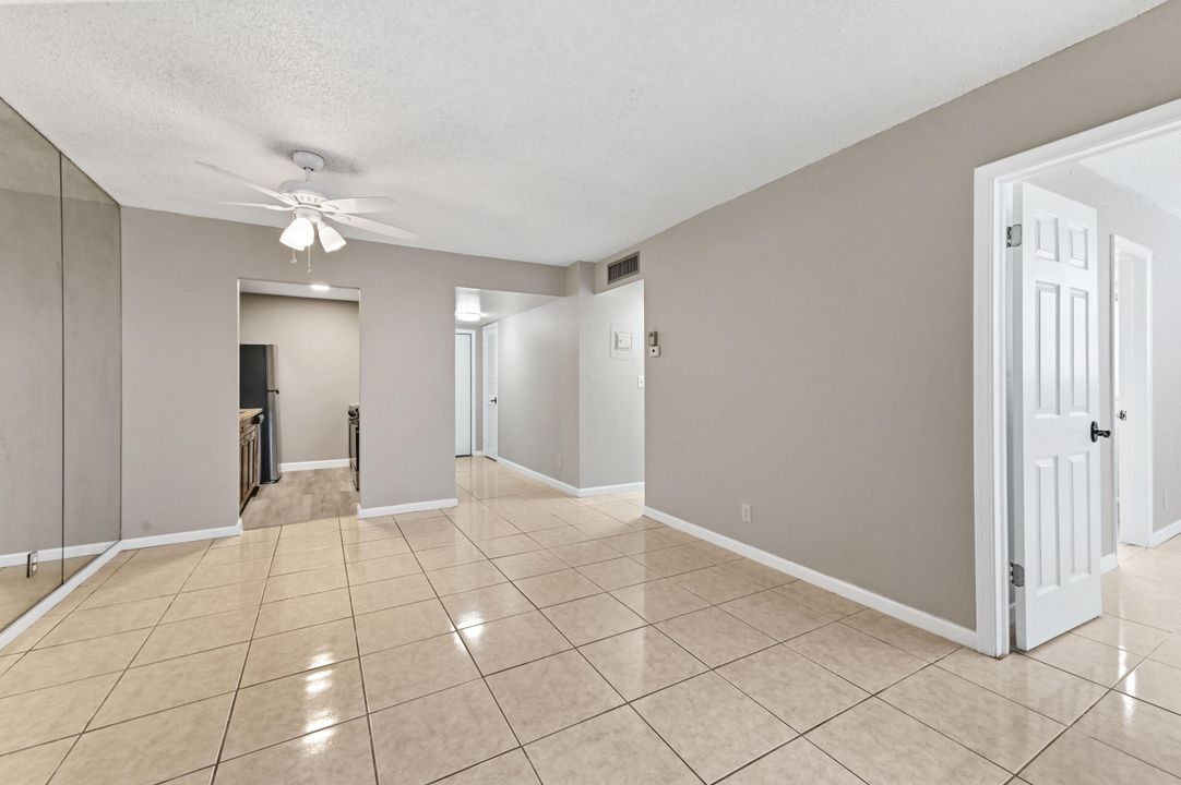 For Rent: $1,900 (2 beds, 1 baths, 884 Square Feet)