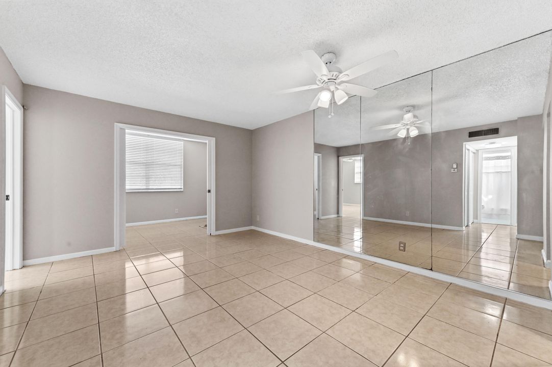 For Rent: $1,900 (2 beds, 1 baths, 884 Square Feet)