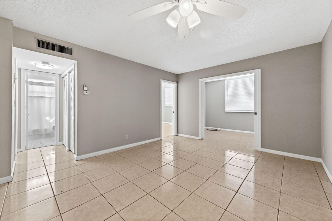 For Rent: $1,900 (2 beds, 1 baths, 884 Square Feet)