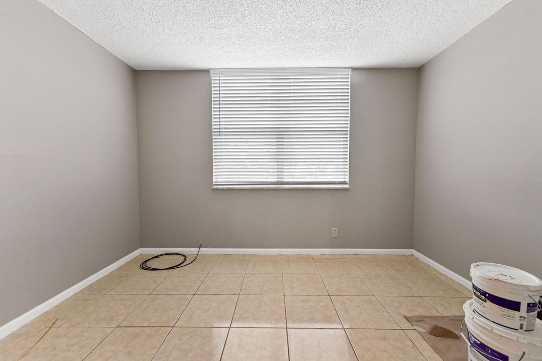 For Rent: $1,900 (2 beds, 1 baths, 884 Square Feet)