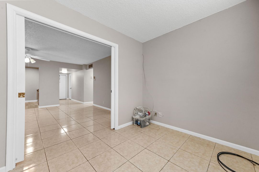 For Rent: $1,900 (2 beds, 1 baths, 884 Square Feet)