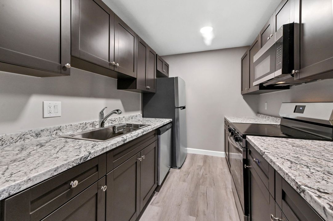 For Rent: $1,900 (2 beds, 1 baths, 884 Square Feet)