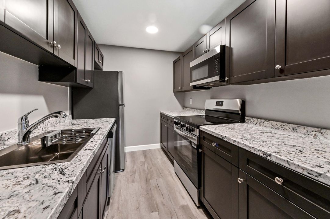 For Rent: $1,900 (2 beds, 1 baths, 884 Square Feet)