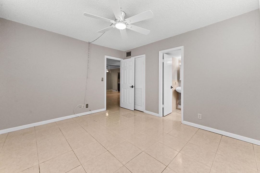 For Rent: $1,900 (2 beds, 1 baths, 884 Square Feet)