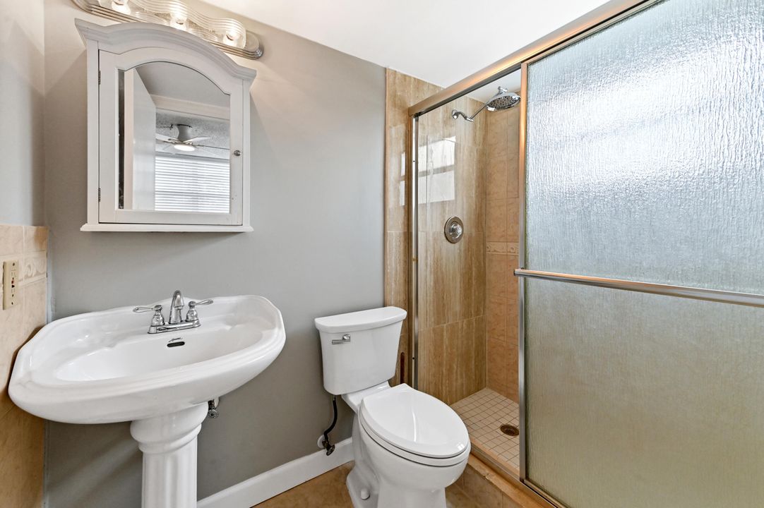 For Rent: $1,900 (2 beds, 1 baths, 884 Square Feet)