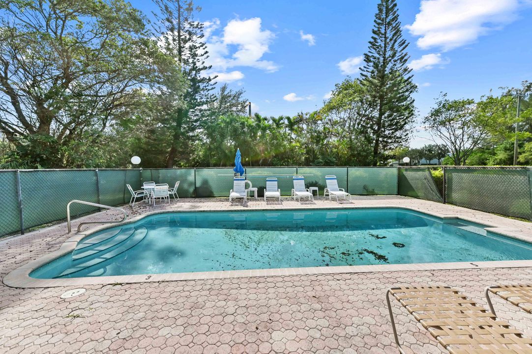 For Rent: $1,900 (2 beds, 1 baths, 884 Square Feet)