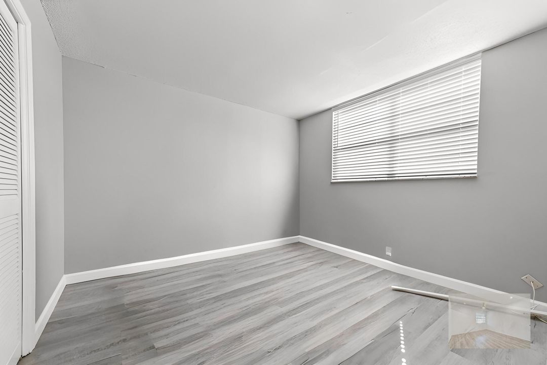 For Rent: $1,900 (2 beds, 1 baths, 884 Square Feet)