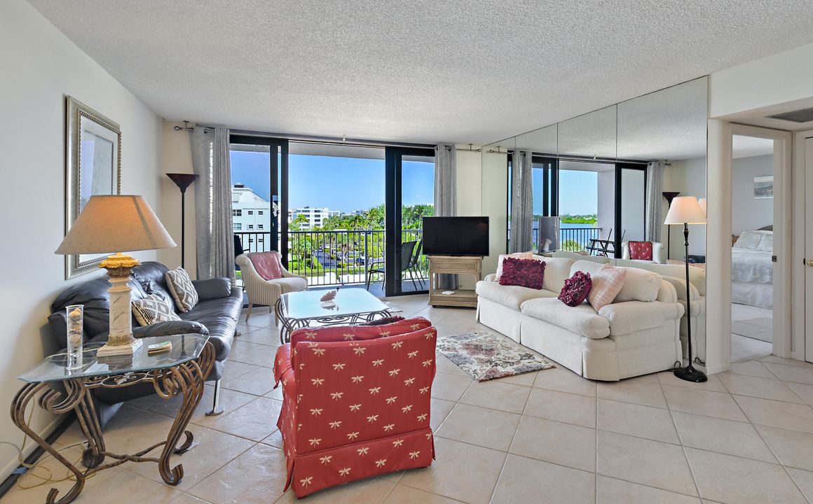 出租: $3,900 (1 贝兹, 1 浴室, 1012 平方英尺)