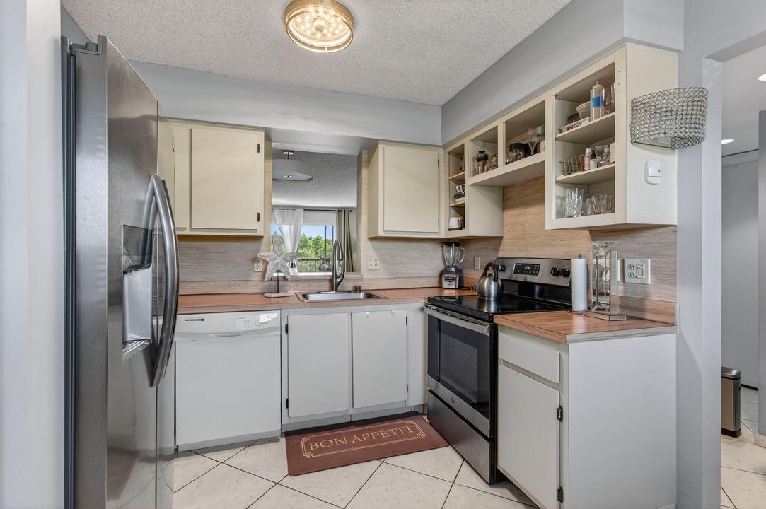 For Sale: $150,000 (2 beds, 2 baths, 1070 Square Feet)