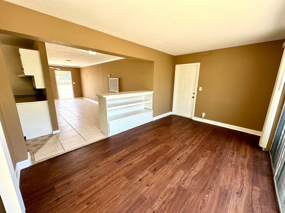 For Rent: $2,350 (3 beds, 2 baths, 1160 Square Feet)